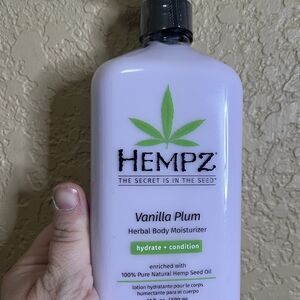 Hempz Vanilla Plum Moisturizer - Purple and Black